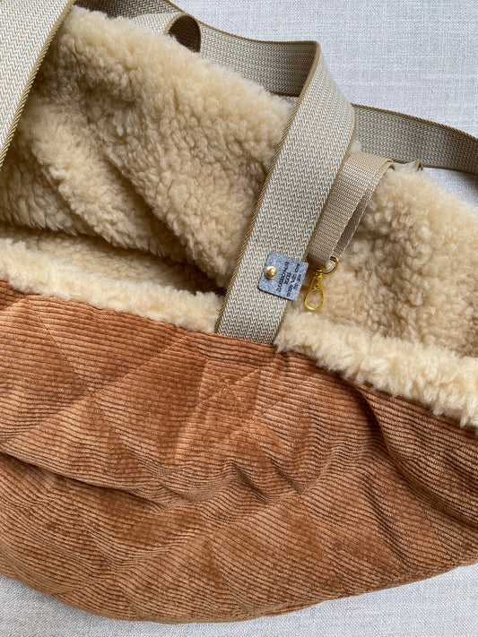 Hundetasche, Aussen Cord Stoff cognac farben, Innen Teddstoff in Beige, Gurtband Beige