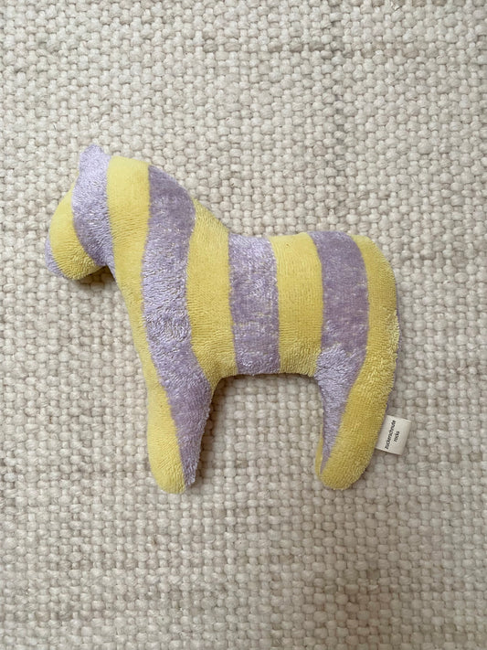 Hundespielzeug in Pferdeform aus gestreiftem frotteestoff, Farben: flieder gelb