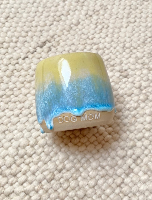 handgetoepferter Becher aus Keramik, Text: DOG MOM, Farben: gelb, Azur