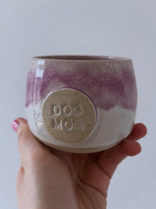 DOG MOM Becher Button