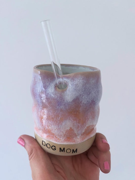 handgetoepferter Keramikbecher, Farben Orange und Flieder mit Text: Dog Mom, Loch fuer Trinkhalm