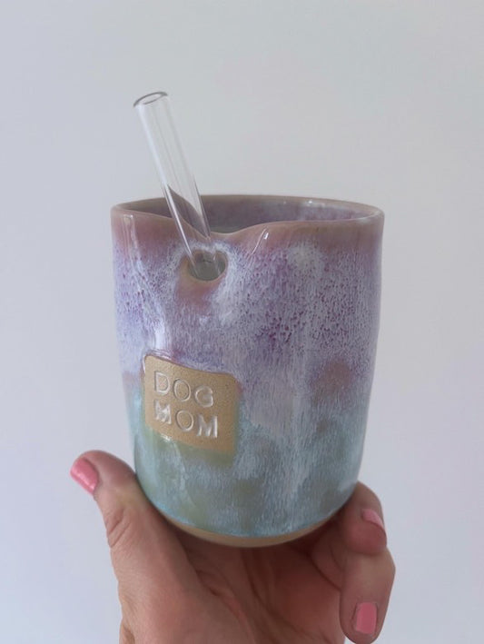 handgetoepferter Keramikbecher, Farben Mint und Flieder mit Text: Dog Mom, Loch fuer Trinkhalm