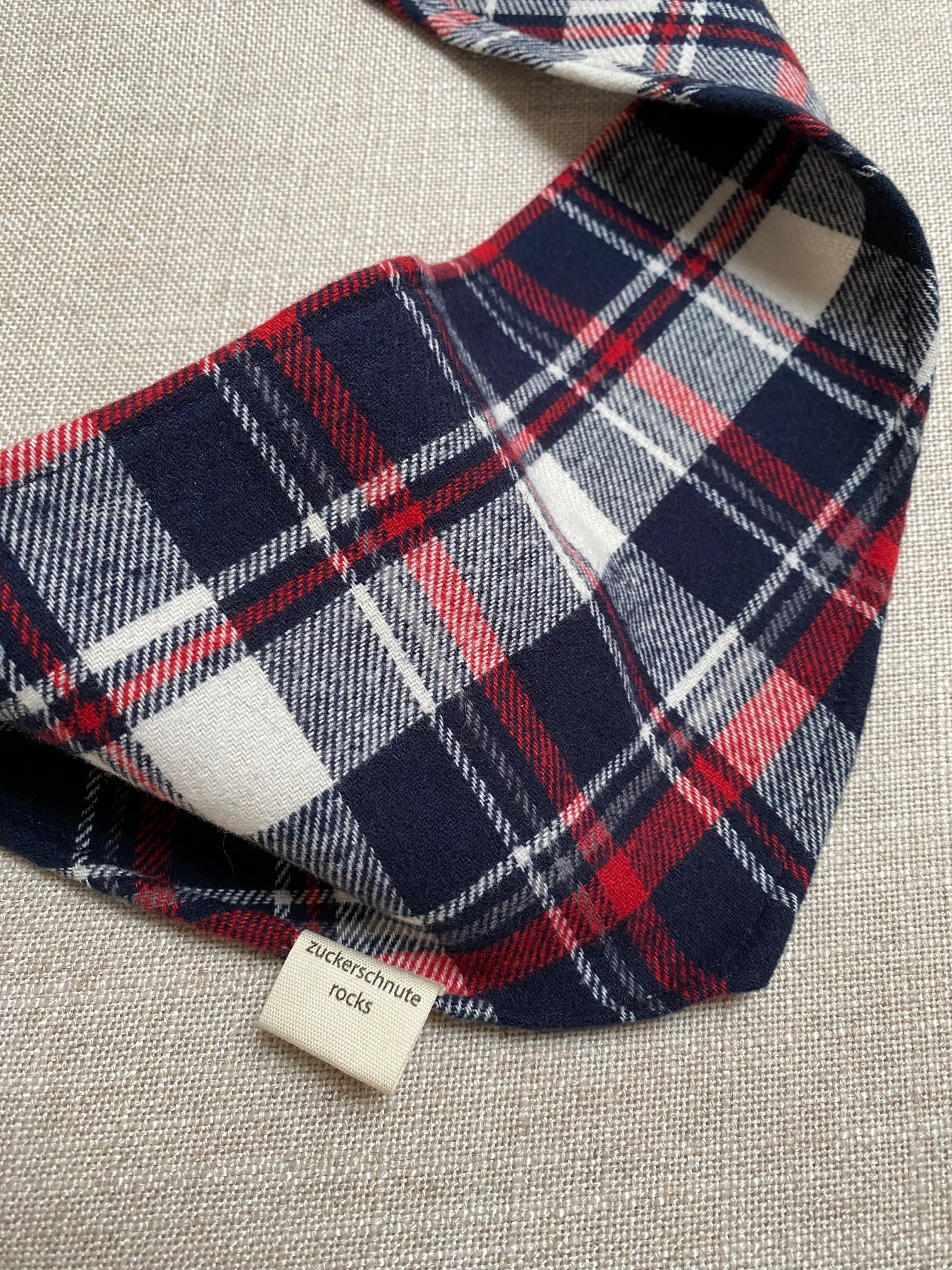Dreieckstuch fuer hunde aus Flanell in Karo dunkelblau rot und weiss
