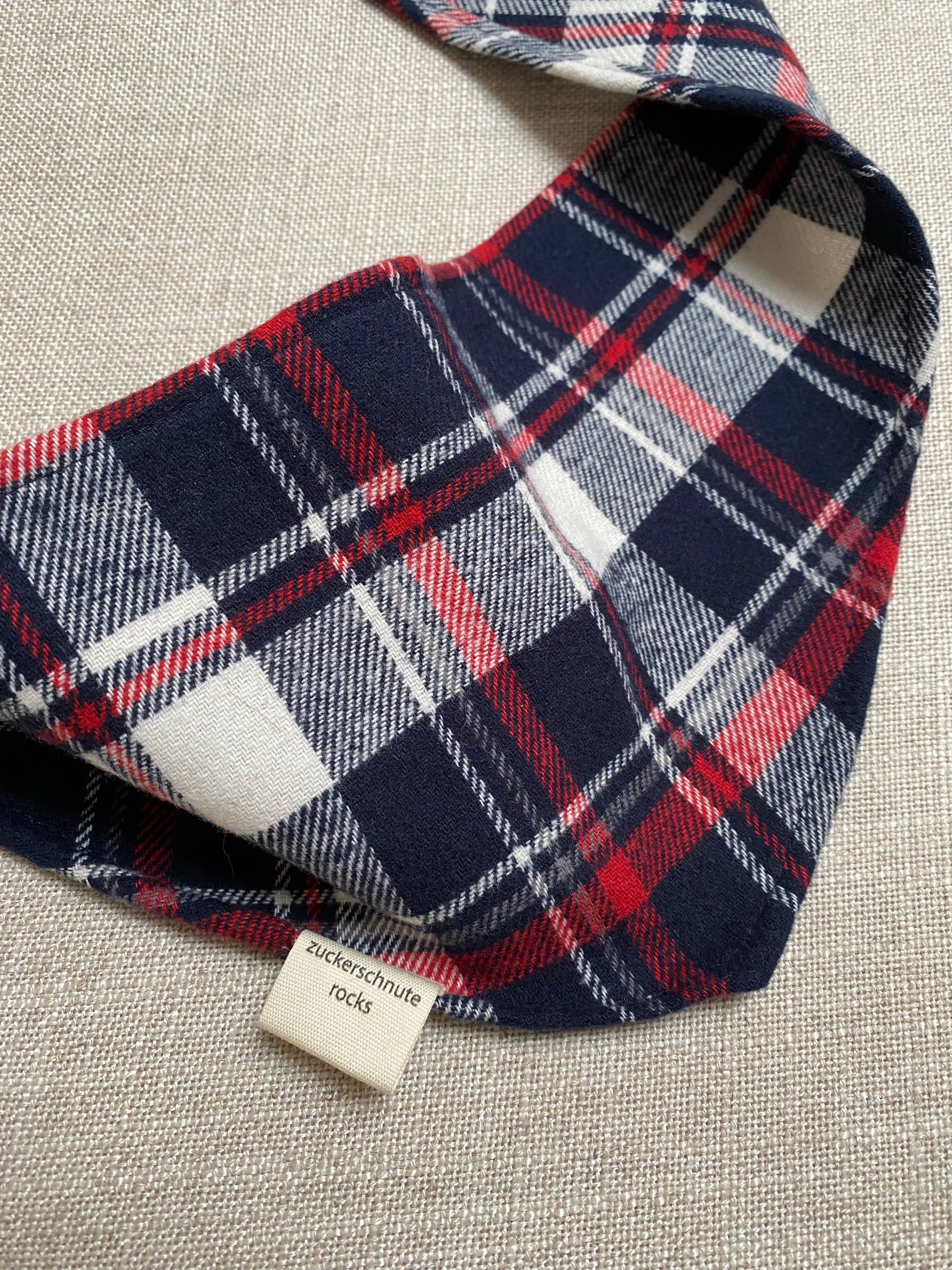Dreieckstuch fuer hunde aus Flanell in Karo dunkelblau rot und weiss